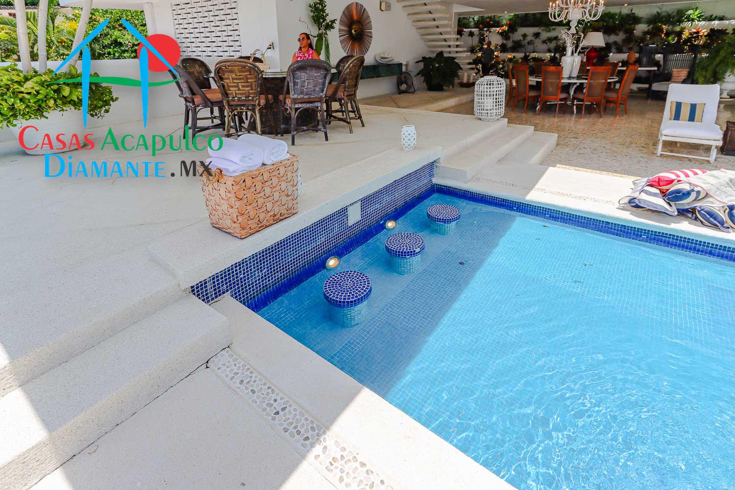 Villa Melgar - Terraza con alberca y asoleadero 12